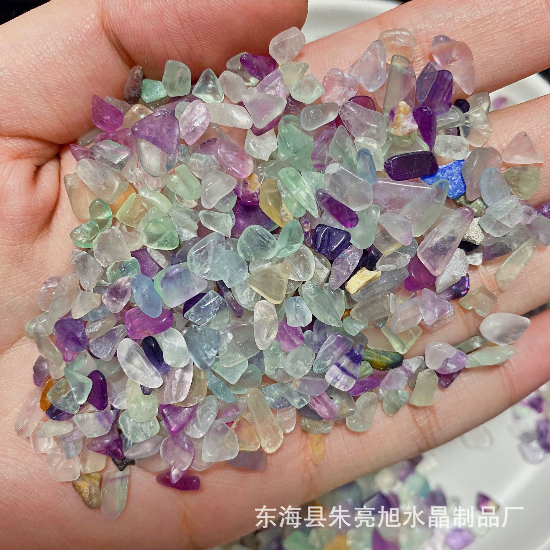 水晶彩瑩石 從消磁碎石到靈動裝飾的多功能瑰寶